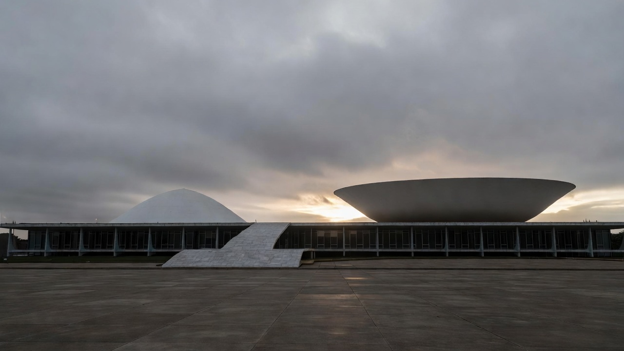 Congresso Nacional em Brasília com bandeira a meio-mastro