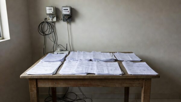 Contas de água, luz e gás em casa no Distrito Federal