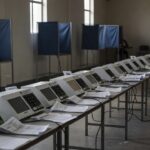 Sala de seminário na CLDF com urna eletrônica e documentos sobre fragilidades do sistema eleitoral