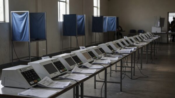 Sala de seminário na CLDF com urna eletrônica e documentos sobre fragilidades do sistema eleitoral