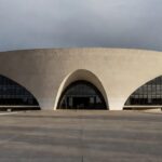 Sala de reuniões vazia na CLDF sobre Conselho de Defesa do Idoso em meio a violações no DF
