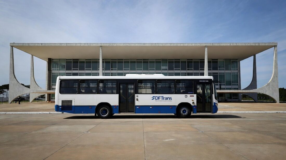Ônibus de transporte público em Brasília com arquitetura do DF ao fundo sobre tarifa zero
