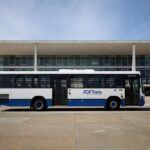 Ônibus de transporte público em Brasília com arquitetura do DF ao fundo sobre tarifa zero