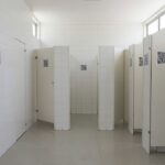 Adesivos com QR Code em banheiro do DF para apoio a vítimas de violência doméstica