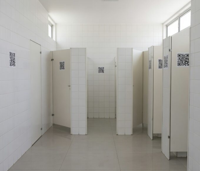 Adesivos com QR Code em banheiro do DF para apoio a vítimas de violência doméstica