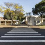 Faixas elevadas em frente a escola pública brasileira