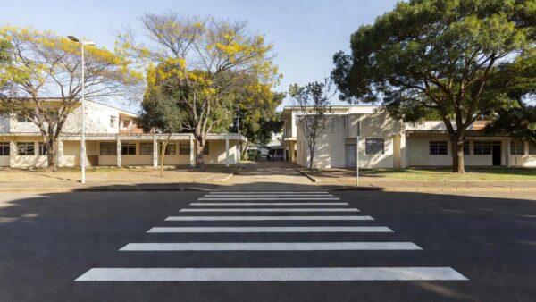 Faixas elevadas em frente a escola pública brasileira