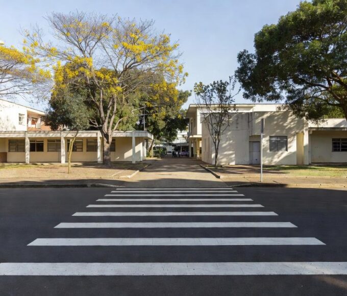 Faixas elevadas em frente a escola pública brasileira