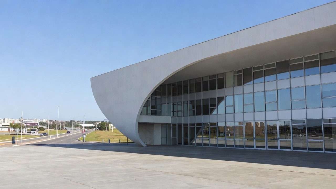 Fachada de delegacia especializada para idosos no Distrito Federal