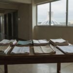 Arquivos acumulados na Secretaria de Educação do DF representando falhas da Lei 7.231