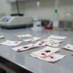 Laboratório médico no DF com equipamentos para análise de Teste do Pezinho