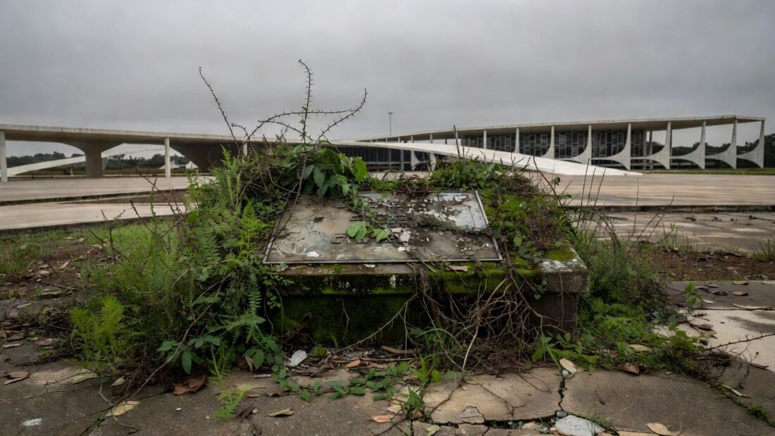 Edifício histórico deteriorado em Brasília evidenciando negligência ao patrimônio.