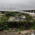 Edifício histórico deteriorado em Brasília evidenciando negligência ao patrimônio.