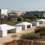 Pontos de vacinação ao ar livre no Distrito Federal com tendas médicas