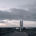 Vista da arquitetura modernista de Brasília ao entardecer, legado urbanístico da cidade