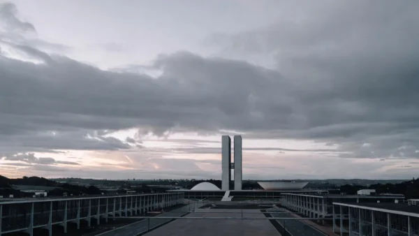 Vista da arquitetura modernista de Brasília ao entardecer, legado urbanístico da cidade