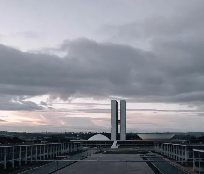 Vista da arquitetura modernista de Brasília ao entardecer, legado urbanístico da cidade