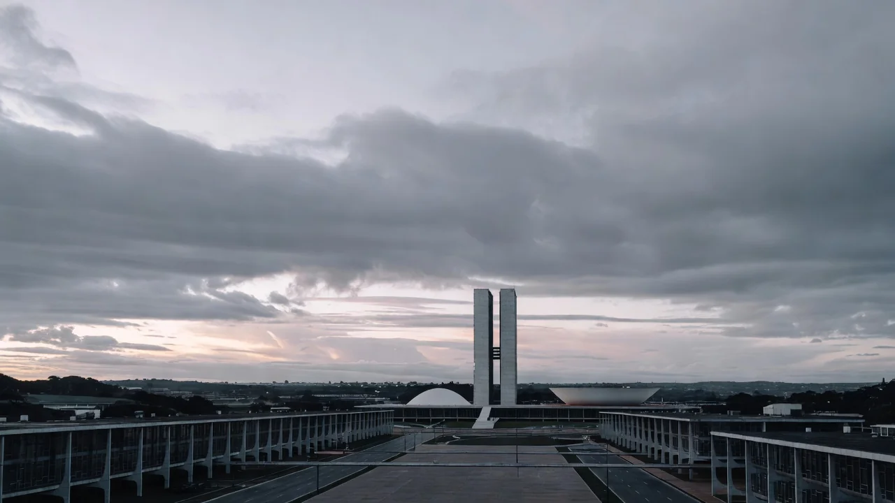 Vista da arquitetura modernista de Brasília ao entardecer, legado urbanístico da cidade