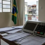 Urna eletrônica e manifesto eleitoral simbolizando representatividade nas eleições de 2026 no Brasil
