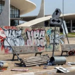 Monumento público em Brasília com pichações de vandalismo no DF