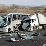 Acidente entre caminhão e ônibus na rodovia GO-010 em Goiás