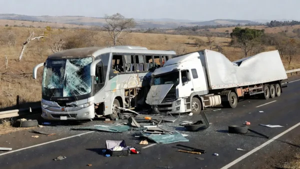 Acidente entre caminhão e ônibus na rodovia GO-010 em Goiás