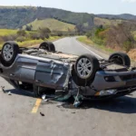 Carro capotado na BR-040 após acidente com motorista e criança presos