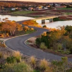 Estrada parque e ponte sobre o Lago Norte em Brasília, infraestrutura urbana.