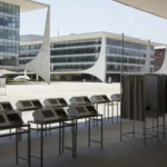 Centro de votação vazio no DF simbolizando crescimento lento do eleitorado