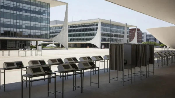 Centro de votação vazio no DF simbolizando crescimento lento do eleitorado