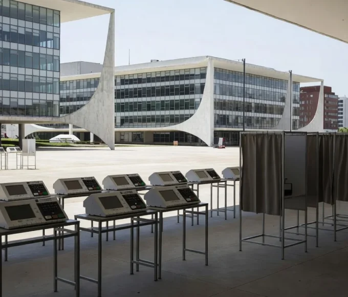 Centro de votação vazio no DF simbolizando crescimento lento do eleitorado