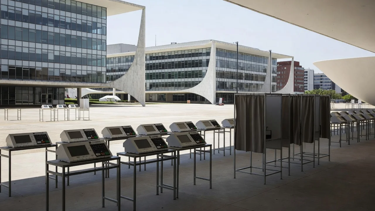Centro de votação vazio no DF simbolizando crescimento lento do eleitorado
