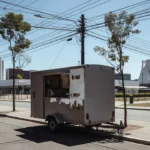 Trailer com fios elétricos expostos em rua de Brasília