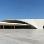 Unidade de saúde pública vazia no DF simbolizando falhas no sistema