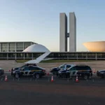 Segurança reforçada na Praça dos Três Poderes em Brasília para julgamento no STF