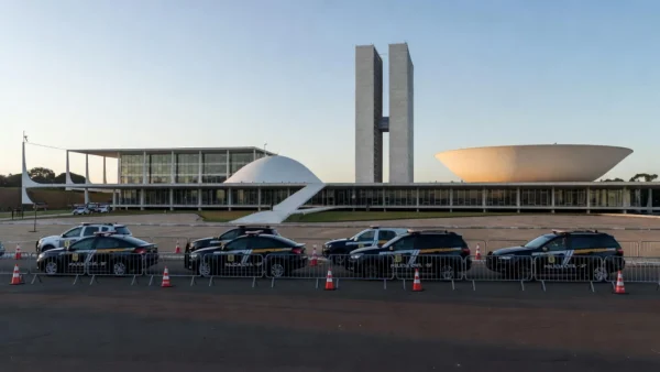 Segurança reforçada na Praça dos Três Poderes em Brasília para julgamento no STF