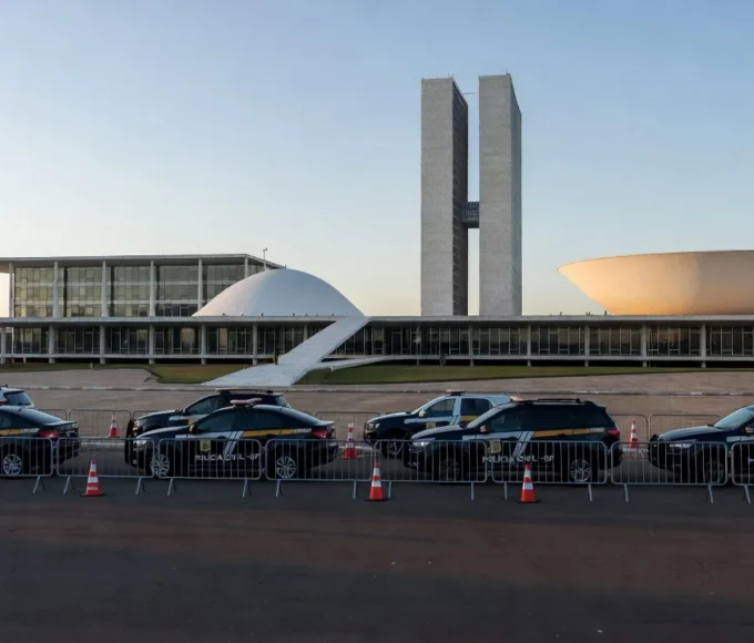 Segurança reforçada na Praça dos Três Poderes em Brasília para julgamento no STF