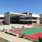 Escola pública brasileira com portões abertos para a comunidade