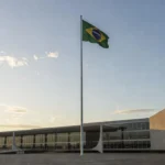 Fachada do TSE em Brasília com bandeira do Brasil