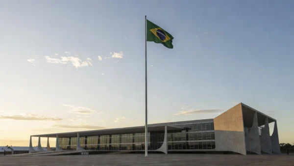 Fachada do TSE em Brasília com bandeira do Brasil