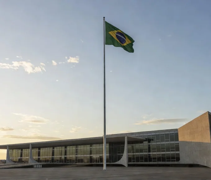 Fachada do TSE em Brasília com bandeira do Brasil