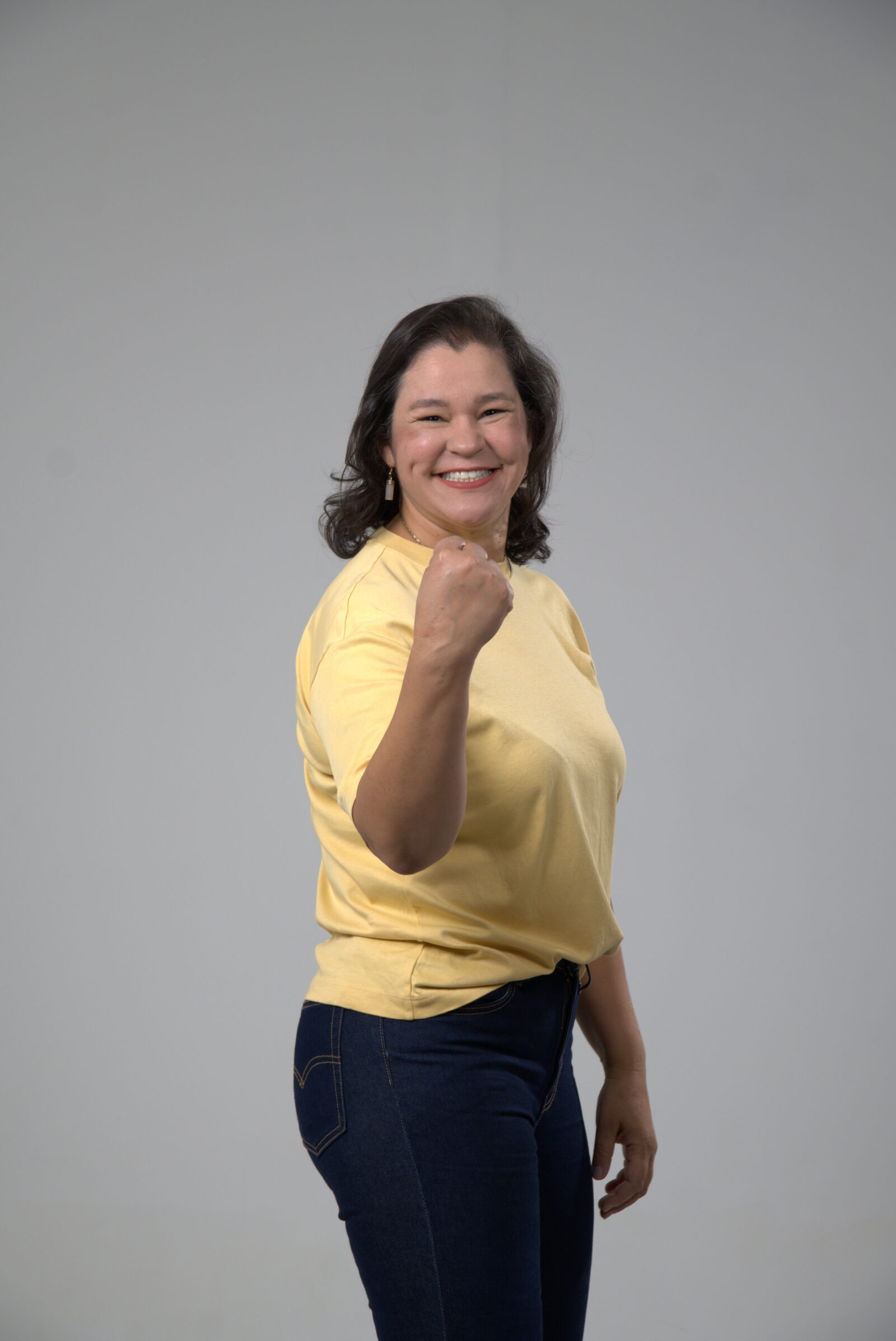 Manuela Andrade consolida liderança nas pesquisas e expande base no DF