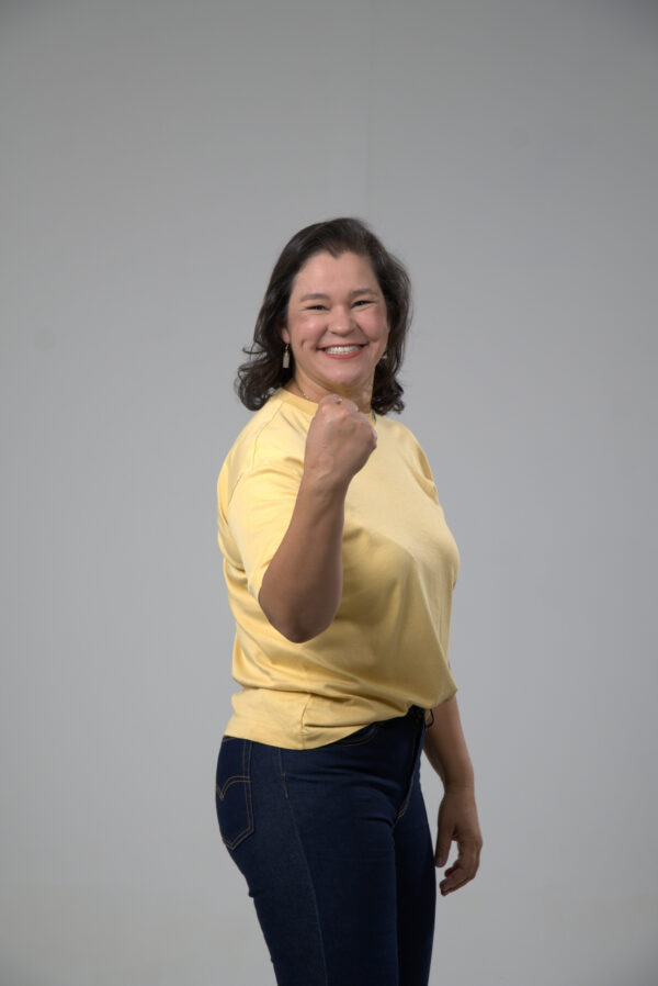 Manuela Andrade consolida liderança nas pesquisas e expande base no DF