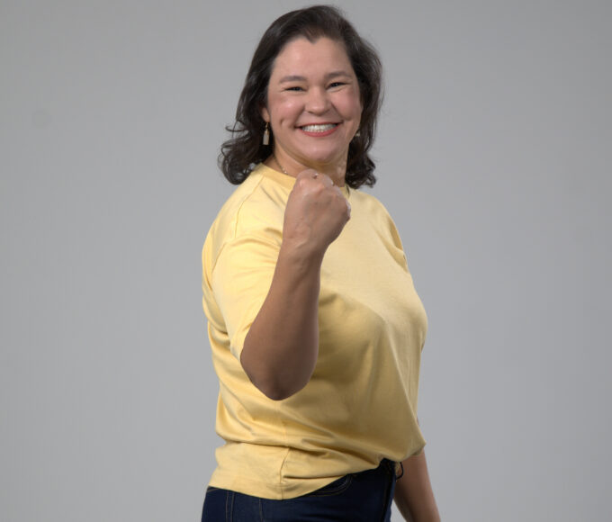 Manuela Andrade consolida liderança nas pesquisas e expande base no DF