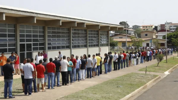 Fila de eleitores na Escola Classe 02 do Itapoã em Brasília